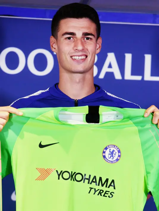 Kiper baru Chelsea Kepa Arrizabalaga tersenyum saat berpose dengan jersey Chelsea saat perkenalan dirinya selama pers di Stamford Bridge, London, (9/8). Sebelumnya Chelsea telah menjual kipernya Thibaut Courtois ke Real Madrid. (AP Photo/John Stillwell)