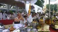Persiapan upacara Tawur Agung Kesanga di pelataran Candi Prambanan, Yogyakarta. (Liputan6.com/Fathi Mahmud)