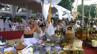 Persiapan upacara Tawur Agung Kesanga di pelataran Candi Prambanan, Yogyakarta. (Liputan6.com/Fathi Mahmud)