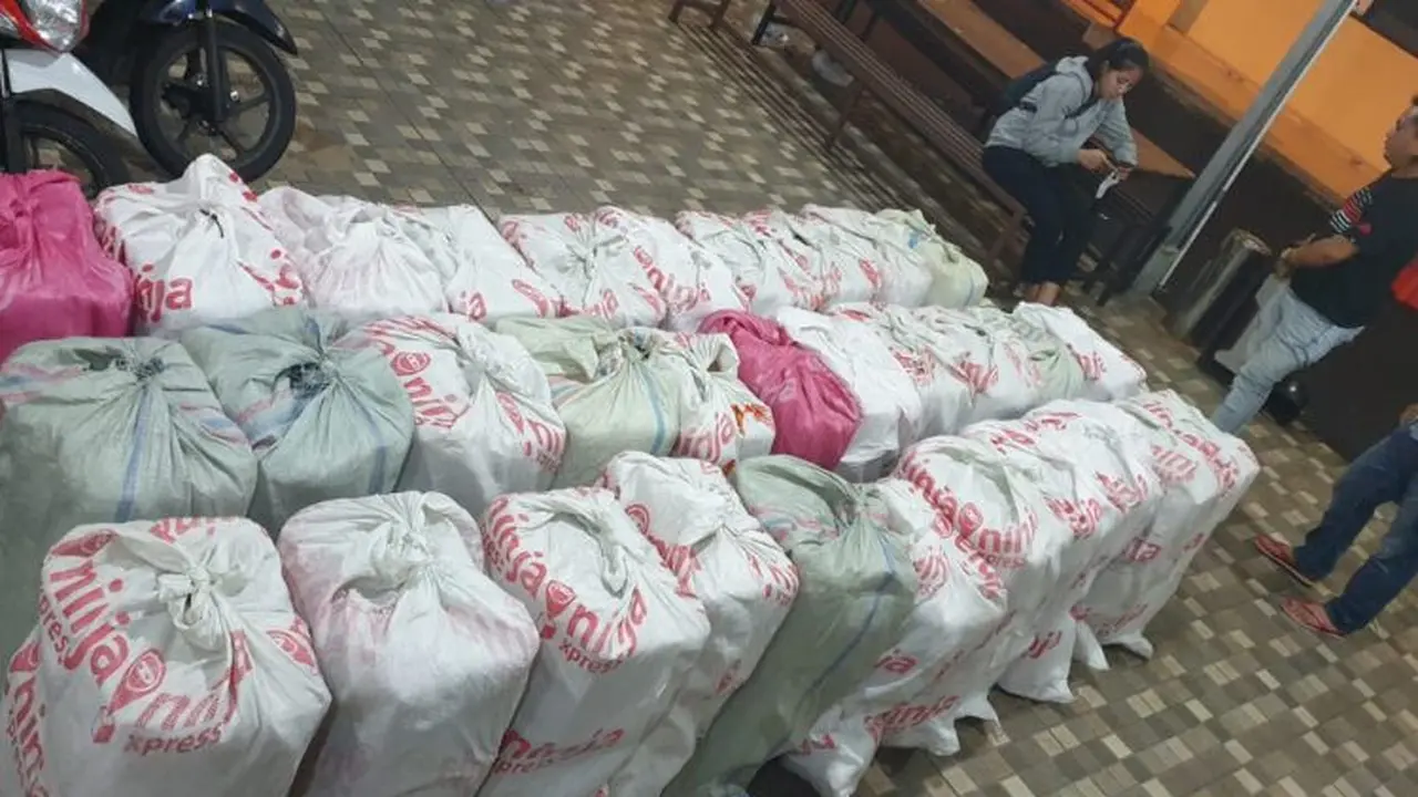 Barang bukti berupa puluhan karung yang berisi ribuan botol miras Cap Tikus.