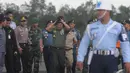 Panglima TNI Jenderal Moeldoko tiba di Lanud Iskandar sekitar pukul 12.50 WIB dengan menggunakan pesawat Boeing 737 milik TNI AU, Pangkalan Bun, Kalteng, Selasa (6/1/2015). (Liputan6.com/Herman Zakharia)