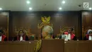 Mantan Dirjen Hubla Kemenhub, Antonius Tonny Budiono menyimak pembacaan dakwaan pada sidang perdana di Pengadilan Tipikor, Jakarta, Kamis (18/1). Sidang beragendakan pembacaan dakwaan oleh Jaksa Penuntut Umum. (Liputan6.com/Helmi Fithriansyah)