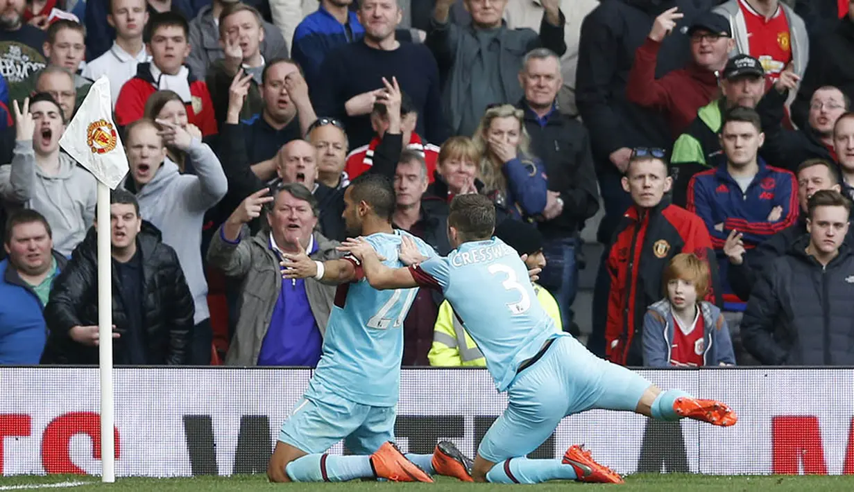 Gelandang West Ham, Dimitri Payet, merayakan gol yang dicetaknya ke gawang Manchester United. Keunggulan West Ham 1-0 berlangsung hingga menit ke-83. (Reuters/Carl Recine)