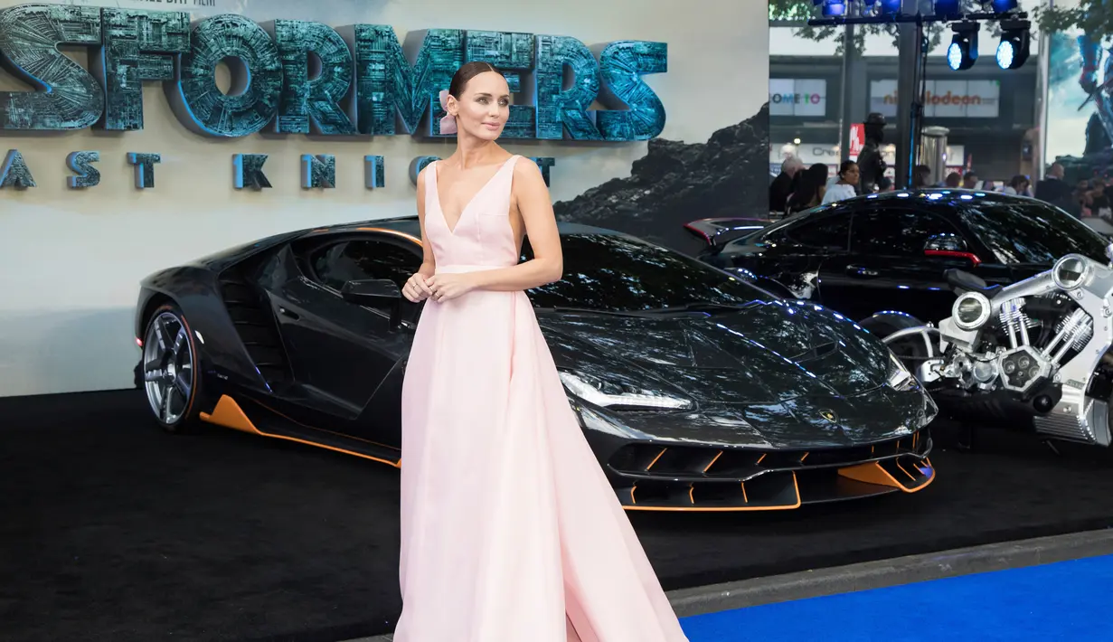 Laura Haddock berpose didepan mobil Lamborghini Centenario saat pemutaran perdana film 'Transformers, The Last Knight' di London (18/6). (Vianney Le Caer/AP Images for Automobili Lamborghini)