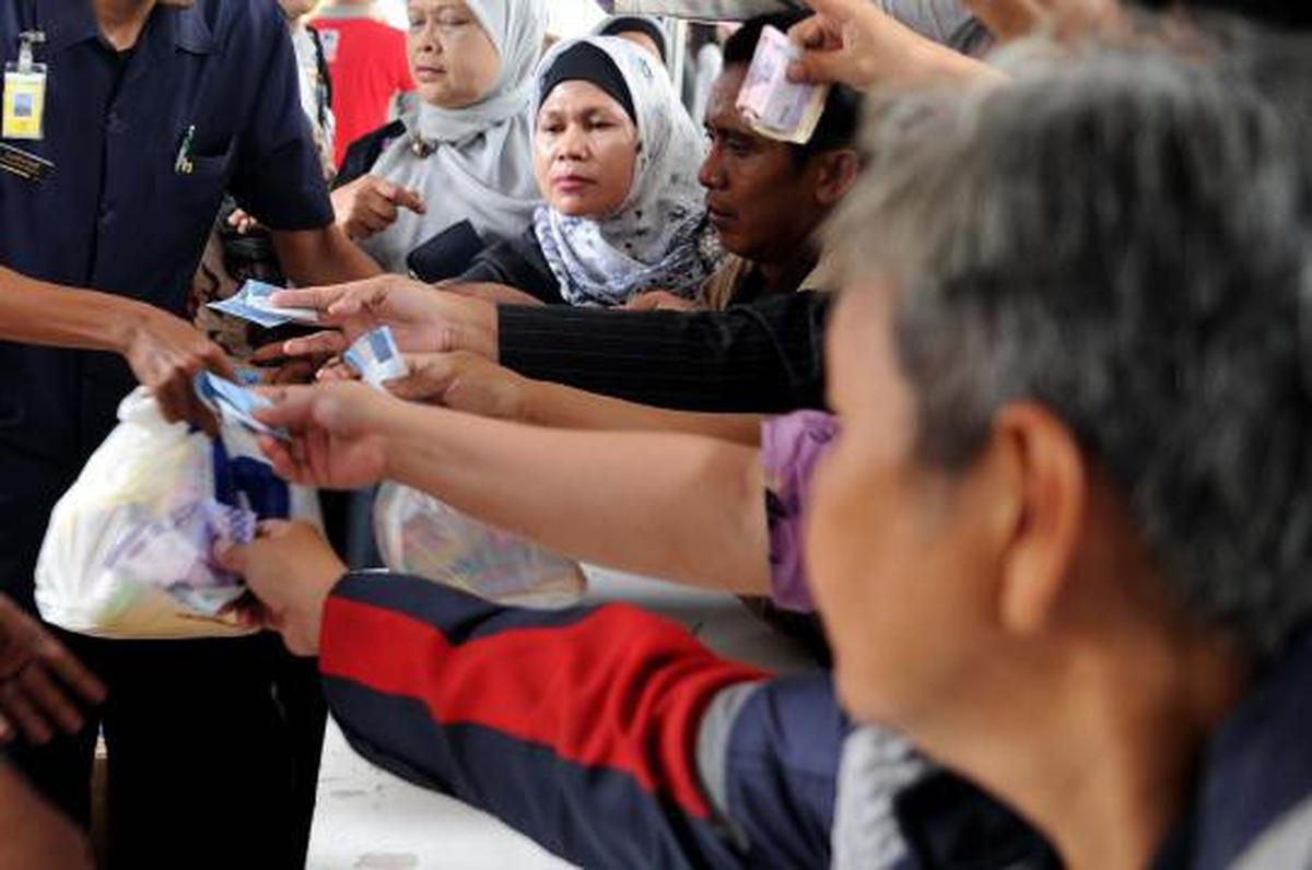 Warga berebut sembako murah
