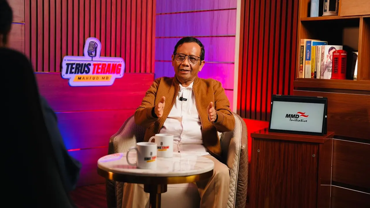 Mahfud MD ketika menjawab pertanyaan host pada podcast 'Terus Terang' di kanal YouTube Mahfud MD Official, Selasa (28/5/2024) (Istimewa)
