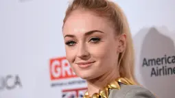 Sophie Turner mulai menjalin hubungan dengan personel Jonas Brothers, Joe Jonas sejak November 2016 dan pada Oktober 2017, keduanya mengumumkan pertunangan. Pada 1 Mei 2019 keduanya melangsungkan pernikahan di Las Vegas usai menghadiri perhelatan Billboard Music Awards (Kapanlagi/AFP)