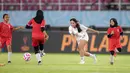 <p>Pemain Timnas putri Indonesia, Safira Ika (kedua kanan) berusaha merebut bola pada laga eksibisi antara 6 pemain Timnas Putri Indonesia menghadapi 30 pemain SSB Putri Surakarta FC U-12 dalam rangkaian acara penutupan Piala Presiden 2024 di Stadion Manahan, Solo, Minggu (4/8/2024). (Bola.com/Bagaskara Lazuardi)</p>