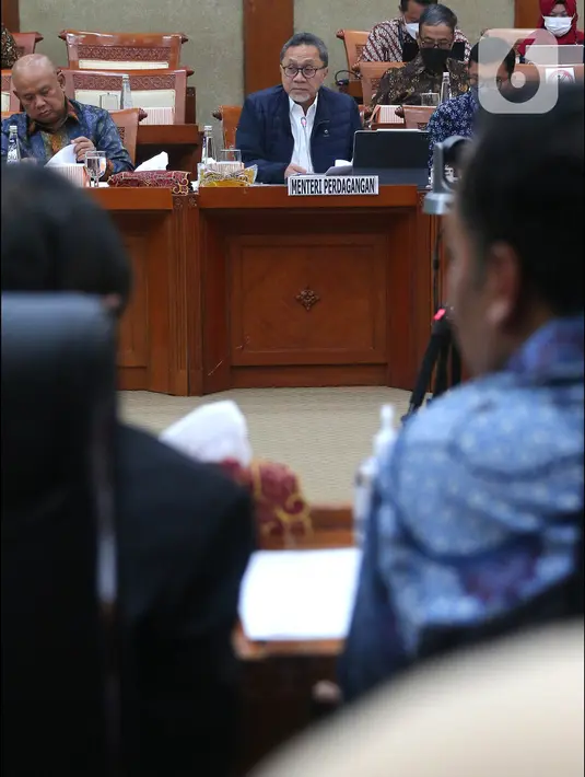 Menteri Perdagangan (Mendag) Zulkifli Hasan saat menghadiri Rapat Kerja dengan Komisi VI DPR RI di kompleks parlemen, Senayan, Jakarta, Selasa (5/7/2022). Rapat membahas pengesahan perjanjian Indonesia-Korea Comprehensive Economic Partnership Agreement (IK-CEPA). (Liputan6.com/Angga Yuniar)