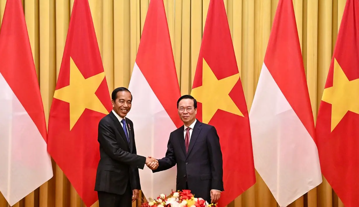 Kedua negara Asia Tenggara ini memperkuat hubungan mereka melalui investasi korporasi, lebih banyak perdagangan dan kerja sama yang lebih erat dalam meningkatkan keamanan di Laut China Selatan yang disengketakan di tengah ketegangan dengan Beijing. (Nhac NGUYEN/AFP)