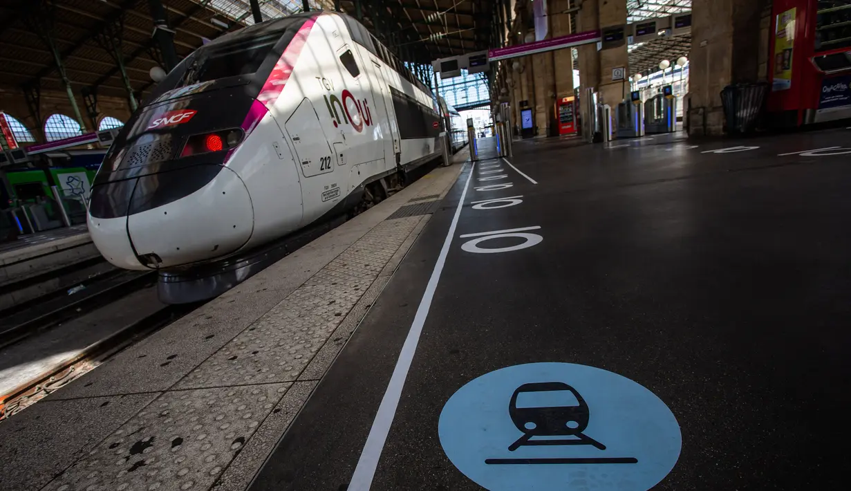 Sejumlah penanda jaga jarak sosial (social distancing) terlihat di lantai Stasiun Kereta Gare du Nord, Paris, Prancis, Kamis (7/5/2020). Prancis akan mulai melonggarkan kebijakan karantina wilayah secara bertahap mulai 11 Mei. (Xinhua/Aurelien Morissard)