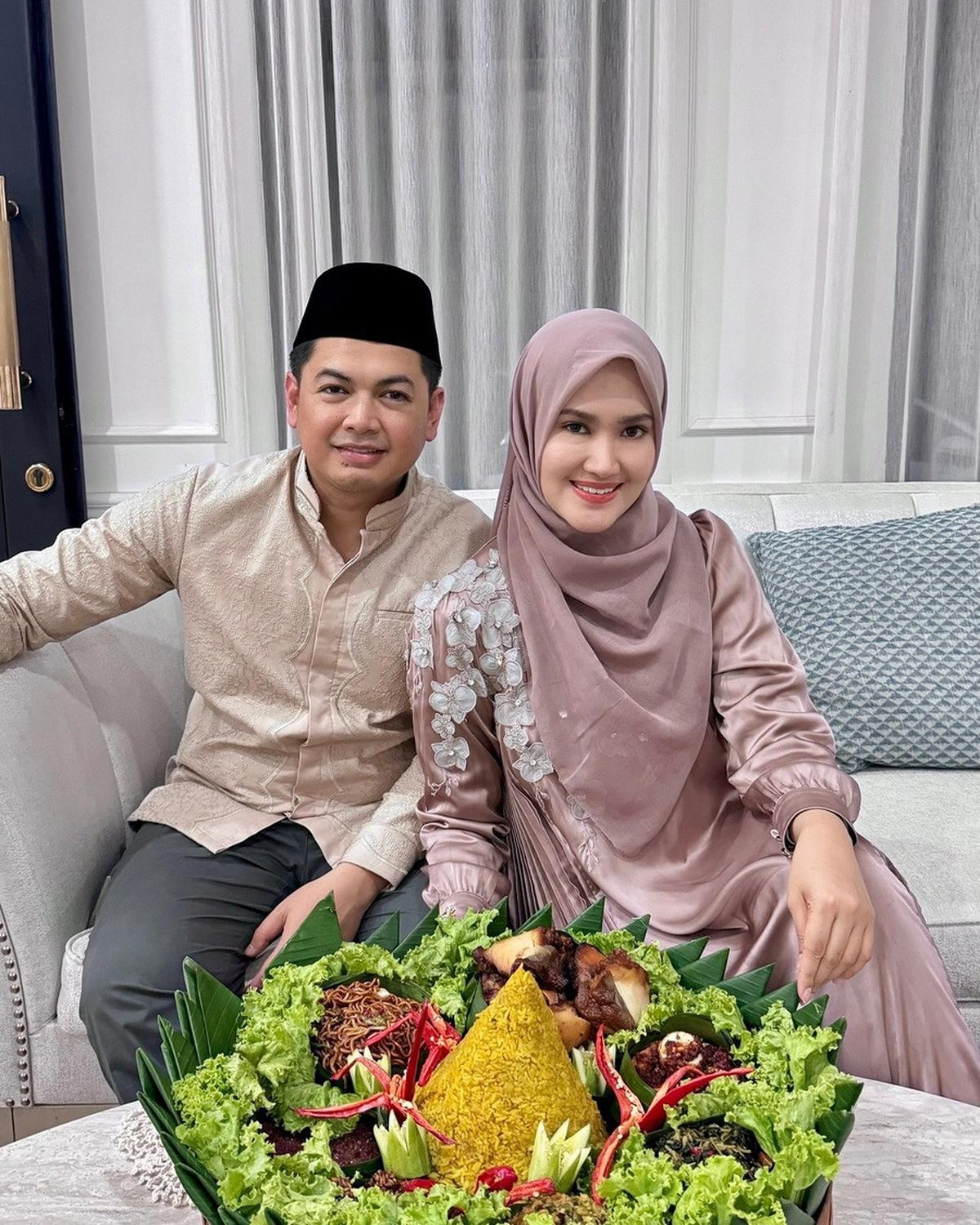 "Doa terbaik selalu untuk kamu. Makin soleh, makin bermanfaat untuk banyak orang, makin deket sama Allah, makin sayang aku," tulis Lisya di keterangan unggahannya.&nbsp;