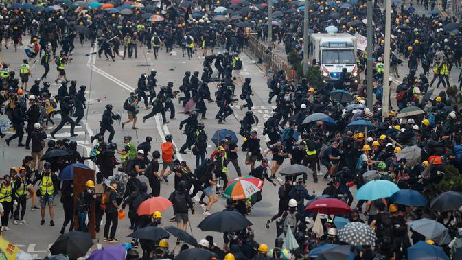 Polisi bentrok dengan demonstran di Hong Kong, Minggu (29/9/2019). Dalam bentrokan tersebut demonstran melempari batu dan bom bensin ke arah aparat. (AP Photo/Gemunu Amarasinghe)