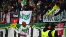 Pemain Wolfsburg, Naldo merayakan golnya ke gawang Manchester United bersama suporter pada lanjutan Liga Champions di Stadion VfL Woslfsburg Arena, Rabu (9/12/2015) dini hari WIB. (AFP Photo/John Macdougall)
