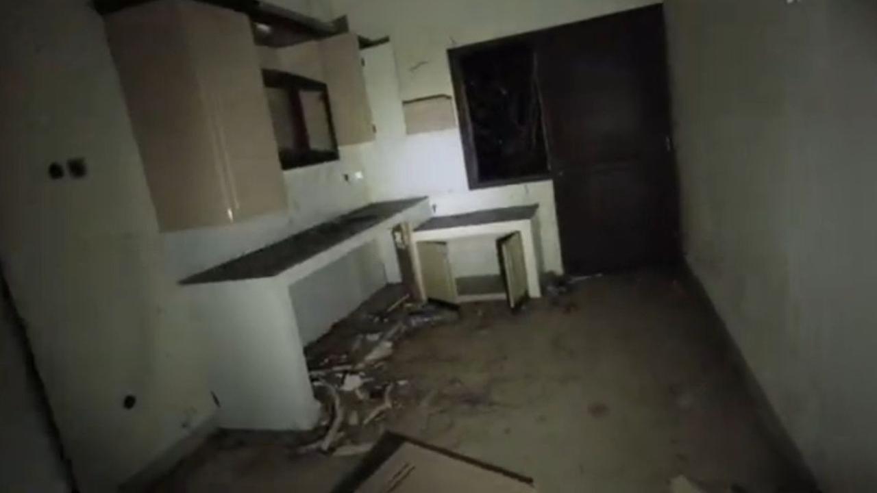 Di dalam rumah tersebut, terdapat dapur yang masih lengkap dengan kitchen set dan kabinet atas yang masih terpasang.