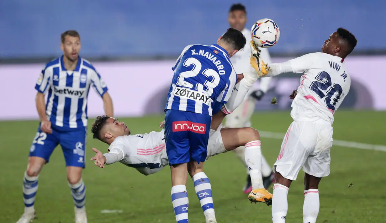 Pemain Real Madrid, Mariano Diaz, melakukan tendangan salto saat melawan Alaves pada laga Liga Spanyol di Stadion Alfredo di Stefano, Sabtu (28/11/2020). Real Madrid takluk dengan skor 1-2. (AP/Bernat Armangue)
