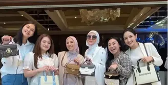 Tya Ariestya merancang sederet koleksi tas lokal yang hits di TikTok. Merayakan peluncuran koleksi tas terbarunya, Tya Ariestya mengundang member geng cendol. [@tya_ariestya]