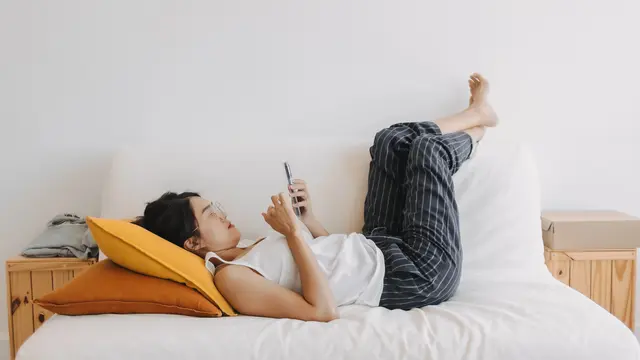 wanita juli menonton di ponsel