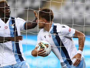 Penyerang Lazio, Ciro Immobile, merayakan gol yang dicetaknya ke gawang Torino pada laga lanjutan Serie A pekan ke-29 di Stadion Olimpico Grande Torino, Rabu (1/7/2020) dini hari WIB. Lazio menang 2-1 atas Torino. (AFP/Isabella Bonotto)