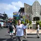 Turis asing mengunjungi Monumen Bom Bali di Kuta, dekat Denpasar pada Sabtu (12/10/2019). MeMperingati 18 tahun peristiwa bom Bali yang terjadi pada 12 Oktober 2002, wisatawan dan kerabat korban mengunjungi tugu peringatan untuk berdoa dan tabur bunga. (SONNY TUMBELAKA / AFP)