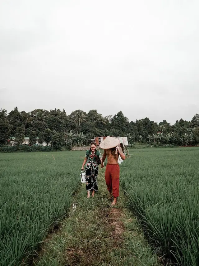 7 Pemotretan Siti Badriah dengan Krisjiana Baharudin di Sawah Ini Curi Perhatian