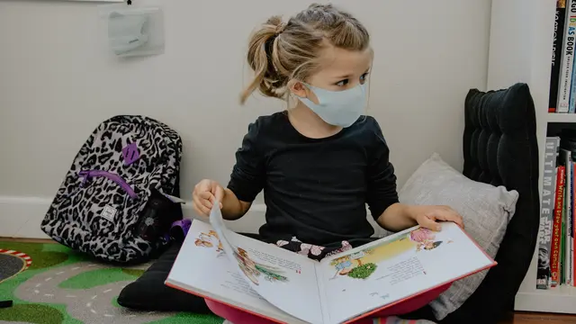 Ilustrasi anak membaca buku cerita, fabel