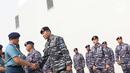 Pangkoarmada l Laksamana Muda, Yugo Margono (kiri) menyalami awak KRI Semarang-594 yang tiba di dermaga 203, Jakarta, Jumat (15/3). Kapal itu untuk memperkuat Unsur Satfib Komando Armada (Koarmada) I TNI AL (Liputan6.com/Helmi Fithriansyah)