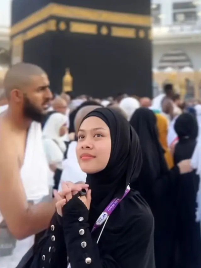 Melly Lee Pakai Hijab