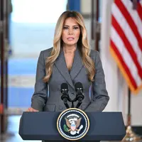 Alasan di balik pemilihan busana abu-abu Melania Trump (MANDEL NGAN / AFP)