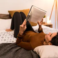 Beberapa kebiasaan yang bisa dicoba antara lain meredupkan lampu kamar untuk memberi sinyal alami pada tubuh bahwa malam telah tiba, membaca buku fisik alih-alih menatap layar, atau menikmati mandi air hangat untuk membantu tubuh melepas ketegangan. [Dok/freepik.com]