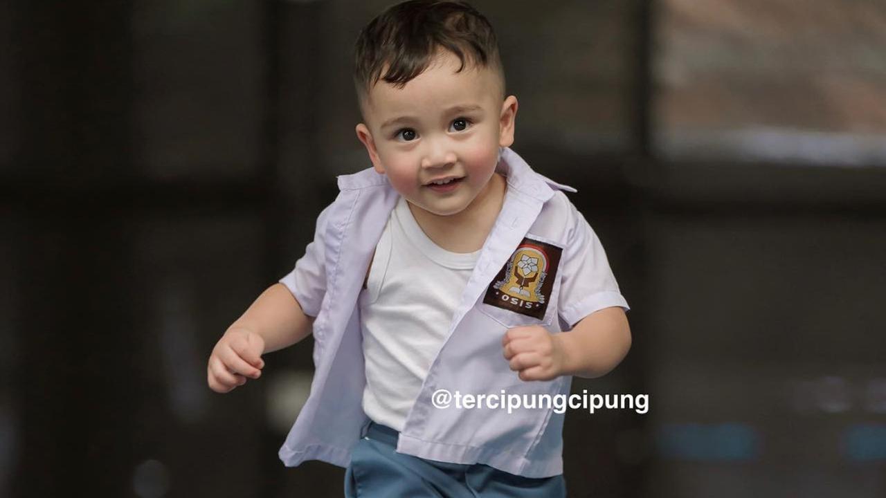 Cute! 10 Potret Rayyanza Anak Raffi Ahmad dan Nagita Tampil Pakai Seragam SMA, Netizen 'Vibesnya Cowo Hits di Sekolah