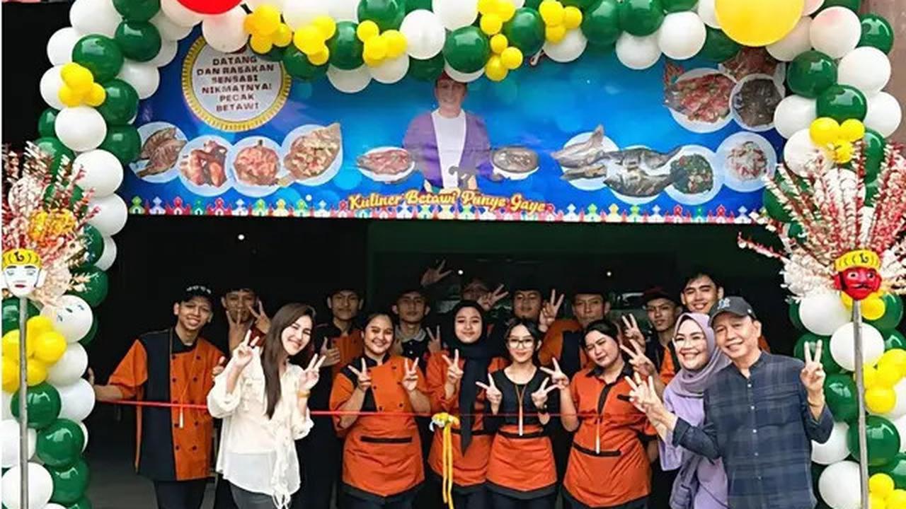 6 Potret Ayu Ting Ting di Pembukaan Cabang Warung Makan Ayah Ojak, Beri Dukungan