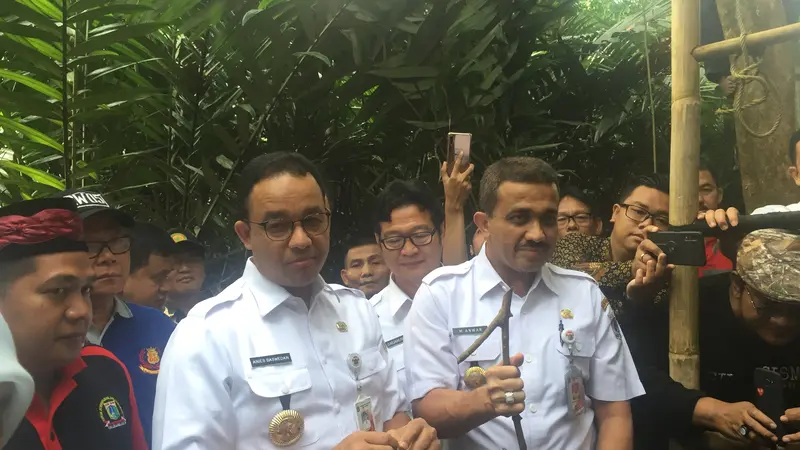 Gubernur Anies Baswedan menyambangi perkebunan duku di kawasan Condet, Jakarta Timur. (Liputan6.com/Ika Defianti)