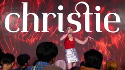 Penyanyi Christie Hartono menghibur para fans yang menghadiri acara Vidio Premier League Festival di Cilandak Town Square, Jakarta, Sabtu (5/8/2023). (Bola.com/Ikhwan Yanuar)