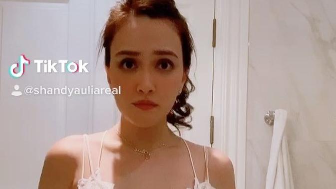 Asyik Joged Tiktok Shandy Aulia Terancam Tidur Di Toilet News Entertainment Fimela Com