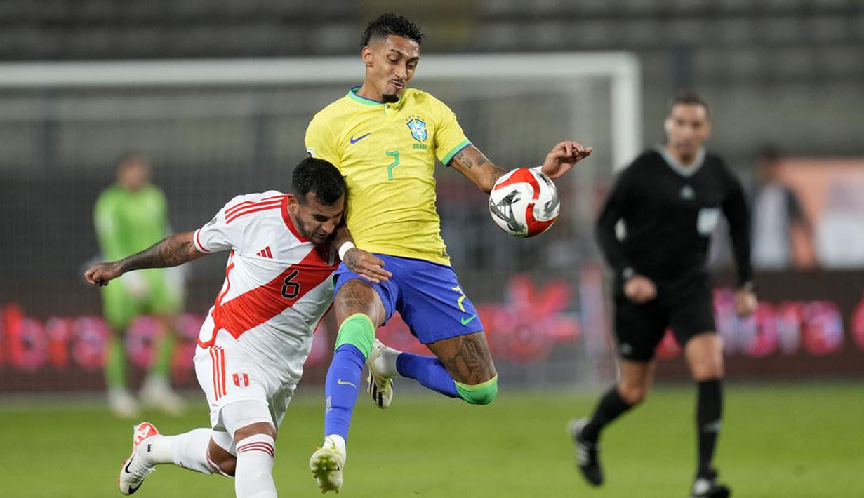 Pemain Brasil, Raphinha, berebut bola dengan pemain Peru, Miguel Trauco, pada laga kualifikasi Piala Dunia 2026 zona CONMEBOL, Rabu, (13/9/2023). Tim Samba menang dengan skor tipis 1-0. (AP Photo/Martin Mejia)