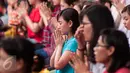 Umat Buddha Jakarta berdoa saat memperingati Hari Trisuci Waisak 2561 BE / 2017 di Wihara Ekayana Arama-Indonesia Buddhist Center, Tanjung Duren, Jakarta, Kamis (11/5). (Liputan6.com/Gempur M Surya)