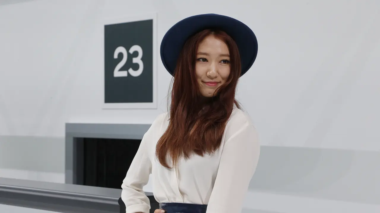 [Bintang] Wajah Natural Park Shin Hye Ketika di Paris Fashion Week