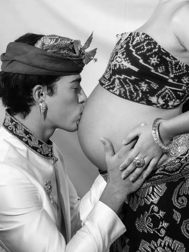 7 Maternity Shoot Jennifer Coppen Bareng Dali Wassink dengan Busana Adat Bali