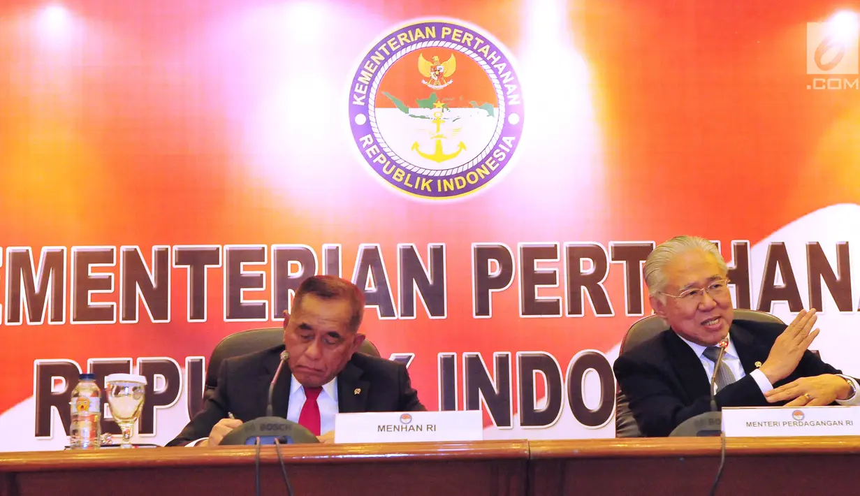 Menhan Ryamizard Ryacudu (kiri) bersama Mendag Enggartiasto Lukita saat konferensi pers di Kemenhan, Jakarta, Selasa (22/8). Pesawat SU-35 untuk menggantikan F-5 guna meningkatkan pertahanan dan keamanan di dalam Negeri. (Liputan6.com/Helmi Afandi)