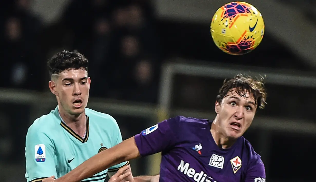 Penyerang Fiorentina, Federico Chiesa (kanan) berebut bola dengan bek Inter Milan,  Alessandro Bastoni pada pertandingan lanjutan Liga Serie A Italia di stadion Artemio-Franchi di Florence (15/12/2019). Inter Milan bermain imbang 1-1 atas Fiorentina. (AFP Photo/Filippo Monteforte)