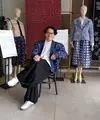 Adrie Basuki memperkenalkan kain marmer, inovasi material yang mentransformasikan pakaian bekas dan limbah tekstil menjadi lembaran baru berkarakter visual menyerupai marmer alami. (dok. Tim Adrie Basuki)
