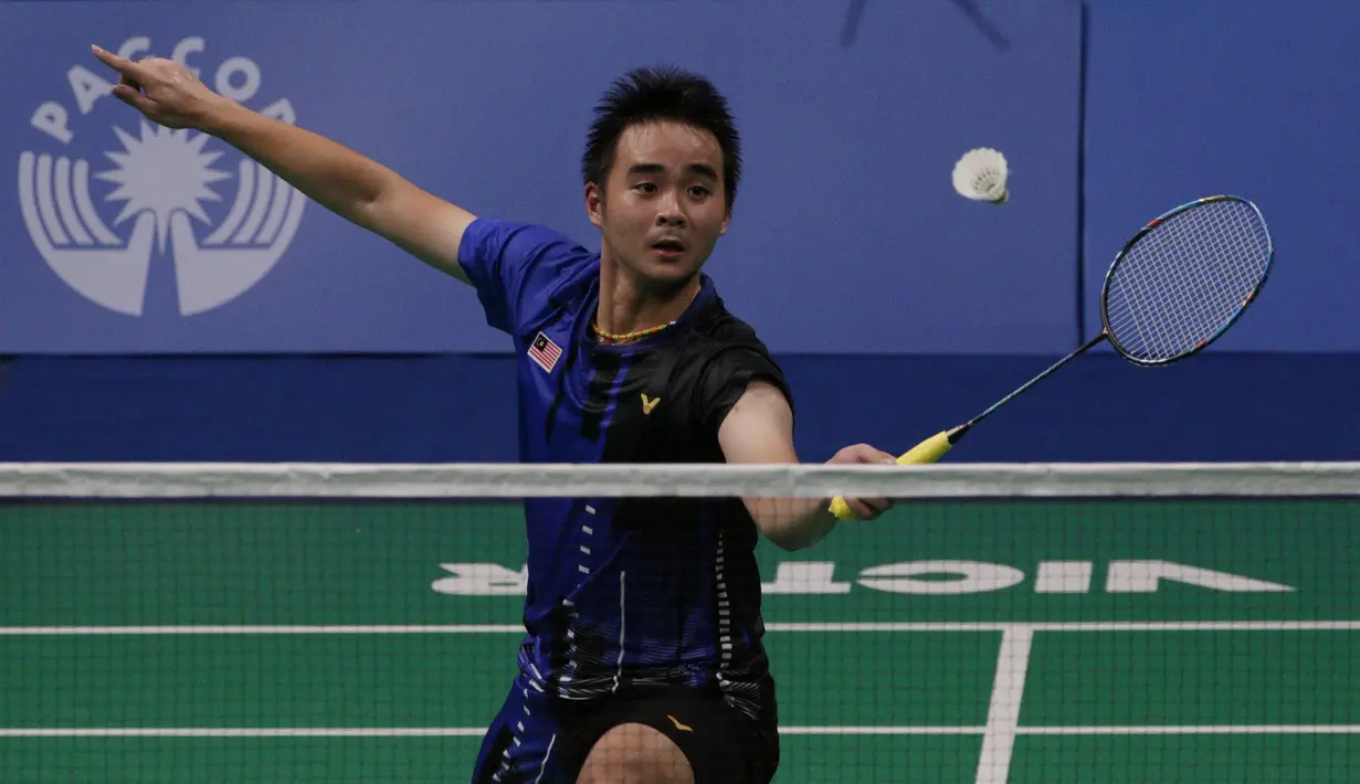 Tunggal putra Malaysia, Soong Joo Ven, mengembalikan kok saat melawan Anthony Ginting pada final beregu SEA Games 2019 di Multinlupa Sport Center, Rabu (4/12). Ginting menang 13-21, 21-15, dan 21-18. (Bola.com/M Iqbal Ichsan)