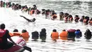 Peserta mengikuti Upacara Peringatan HUT ke-75 RI di Situ Tujuh Muara Pamulang, Tangerang Selatan, Senin (17/8/2020). Upacara yang diikuti ratusan aktivis lingkungan hidup dan juga organisasi kepemudaan itu bertujuan agar pemerintah terus menjaga keberadaan situ. (Liputan6.com/Faizal Fanani)