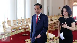 Presiden RI Joko Widodo berjalan saat wawancara khusus dengan group SCTV di Istana Bogor, Sabtu (16/4). Jokowi membeberkan semua program kerja pemerintahannya dan menjelaskan sikap tegas pemerintah atas tindakan terorisme. (Liputan6.com/Angga Yunair)