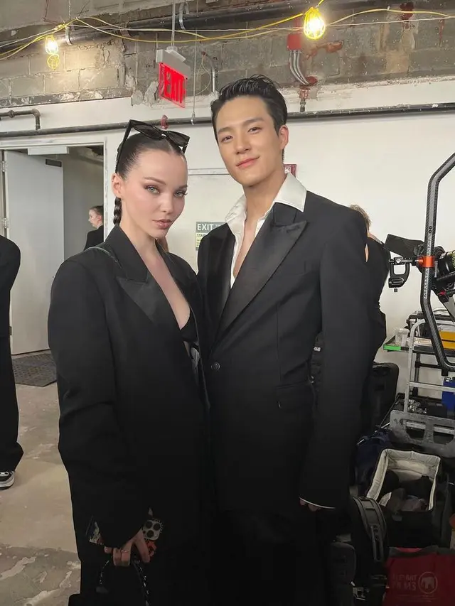 Gaya Jeno NCT Melenggang di Runway New York Fashion Week, Tampil Gagah Pakai Jas Backless