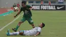 Pemain Persebaya, Abu Rizal Maulana (atas) diadang pemain pemain PSPS Riau, Asep Santoso pada laga 8 Besar Liga 2 Grup Y di Stadion GBLA, Bandung, Sabtu (18/11/2017). Persebaya Menang 1-0. (Bola.com/Nicklas Hanoatubun)