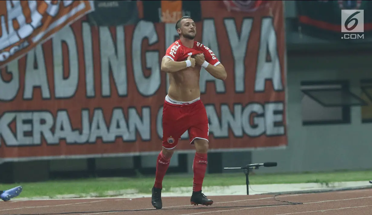 Pemain depan Persija, Marko Simic mengenakan kaus pengganti karena kaus sebelumnya robek pada bagian lengan saat laga persahabatan melawan Selangor FA di Stadion Patriot Candrabhaga, Bekasi, Kamis (6/9). (Liputan6.com/Helmi Fithriansyah)