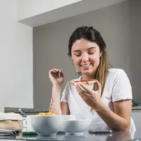 Girl dinner menjadi tren karena menawarkan konsep makan malam yang simpel dan minim persiapan. Namun, apakah menu ala kadarnya ini tetap bisa memenuhi kebutuhan nutrisi tubuh?. (Foto/Dok: Magnific)
