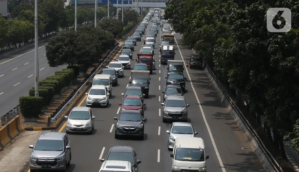 Sejumlah kendaran melintasi tol dalam kota di Jakarta, Senin (7/10/2019). Tahun depan, Badan Pajak dan Retribusi Daerah (BPRD) DKI Jakarta bisa memenjarakan penunggak pajak kendaraan bermotor dengan nilai diatas 100 juta. (Liputan6.com/Angga Yuniar)